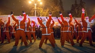Сокольники в Новогоднюю ночь флешмоб Дедов Морозов