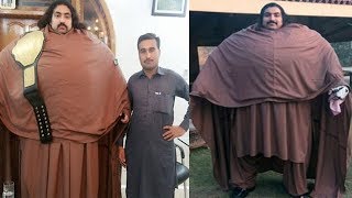 CET HOMME DE 440 KG  INGURGITE 4 POULETS, 36 OEUFS, 5 LITRES DE LAIT PAR JOUR -Jericho