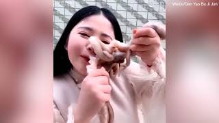 Китайский блогер стала жертвой нападения осьминога!