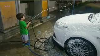 Boran babasıyla araba yıkıyor/Araba yıkama videoları/Çocuk videosu