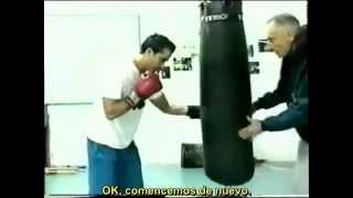 Lecciones de Boxeo Ejercicios en el saco de box.