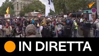 Parigi: persone marciano contro l’obbligo vaccinale