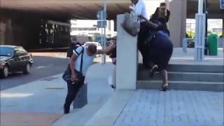 WATCH || CAPE TOWN RESIDENT || BATTLE TO STAY ON THEIR FEET AS HEAVY WIND SWEEPING THROUGH THE CITY