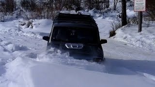 НИВА 2131 и Chevrolet Niva. Таран сугроба.