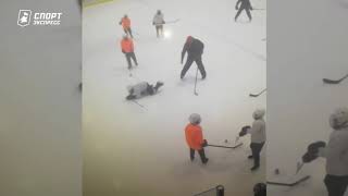Тренер бьет ребенка клюшкой по голове! Кошмарное видео из Балашихи