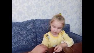 Распаковываем киндер сюрприз Winx и находим там сюрприз бабочку