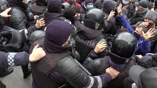 Protestul fermierilor altfel: îmbrânceli, claxonări și strădă blocată