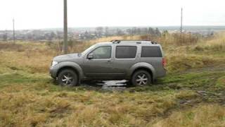 Nissan Pathfinder little offroad
