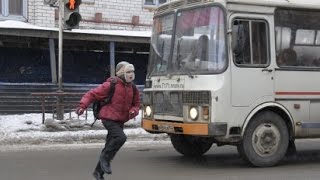 Дети на дороге Как надо и как не надо переходить дорогу