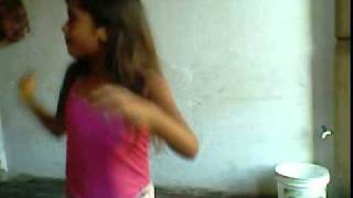 a menina dançando calypso
