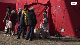 Slovakia: Hundreds of Ukrainian refugees arrive at makeshift camp at border town
