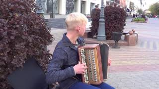 ГРУППА КРОВИ! Ваня из Бреста классно играет на баяне!