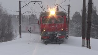 Электропоезд ЭР2Р-7023 в весеннюю метель