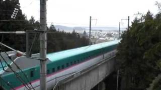 くりこま高原駅付近を300ｋｍ/hで通過する東北新幹線E5系「はやぶさ」
