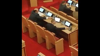 Башкирские депутаты успевают в телефоне посидеть и за друга проголосовать | Ufa1.RU