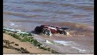 Ferngesteuertes Auto Traxxas E-Revo Brushless VXL 1:16 Stunts und Tests im Wasser und Schlamm