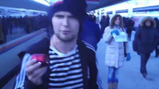 Noize MC Зачитал при выходе с поезда xxDDDD