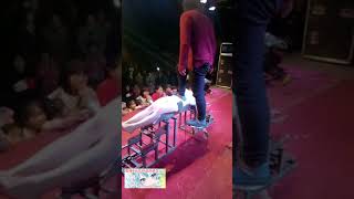 美女躺刀刃被踩肚子 step on belly trample