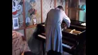 A temperament grand piano "Krasney Oktybr' ". Максим пытается настраивать рояль "Красный Октябрь"