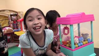 Pretend Play Crawl Machine to Win New Toys