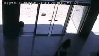 golpes en puertas de cristal