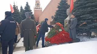 Возложение цветов на могилу Сталина