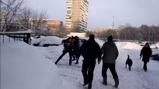 Война за шлагбаум: в Москве жильцы устроили баталии с рукоприкладством  из-за места на парковке