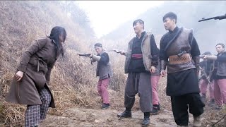 爆破計劃暴露！30共軍遭遇200日軍圍剿，女隊長好不容易跳崖逃生，卻不料眼前突然出現一夥土匪！ ️ 抗日
