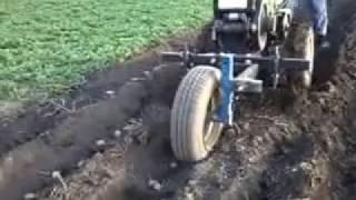 садимо картоплю мотоблоком зубр 10к.с.