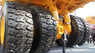 Самый большой карьерный самосвал в мире в работе The Largest Dump Truck in The World