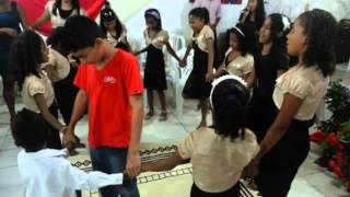 JESUS BATIZANDO AS CRIANÇAS COM ESPÍRITO SANTO