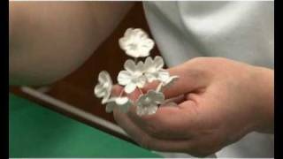 Decorating a wedding cake with sugar blossom flowers - part 2