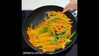 Сочная куриная грудка с моцареллой и овощным гарниром.