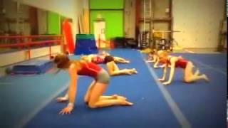 Тренировка юных гимнасток в гимнастическом зале Gym Club