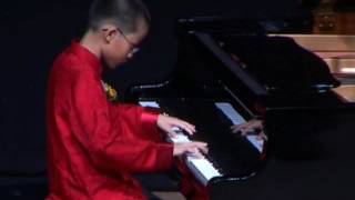 吳恩豪(10歲)，鋼琴演奏：蘇越«血染的風采»，司儀：徐嘉成，「香港弱能健全資優兒童音樂家庭每個孩子都能成為莫扎特家庭音樂會」