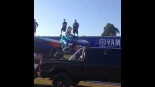 Cómo subir una moto en una camioneta.