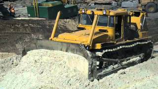 Russian diesel-electric dozer tractor DET-250M2/ДЭТ-250М2 толкает песок