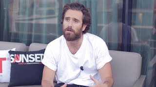 Milano si accende di rosso con #SANSET e Tommaso Paradiso (Thegiornalisti)