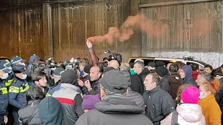 У резиденции Иванишвили прошла акция с требованием отставки премьера Грузии - видео