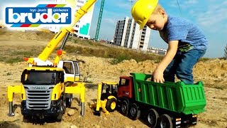 Машинки #Брудер Автокран подымает Экскаватор Видео для мальчиков