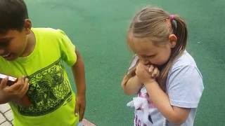 Варвара знакомиться с крапивой. Пробное видео.