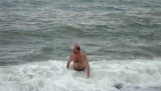 Brave swimmer! Քաջ լողորդ під час шторму Pływak Brave!