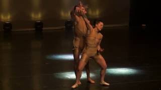Маленькая девушка держит мужчину стоя на носочках  Hand to Hand LIFT AND CARRY