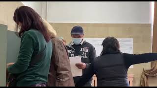 На участке №1333 в городе Бишкек - в одной кабине голосовали два человека. Выборы 2021