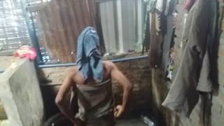 NGINTIP ORANG MANDI !! CEWEK MONTOK BANGET!!