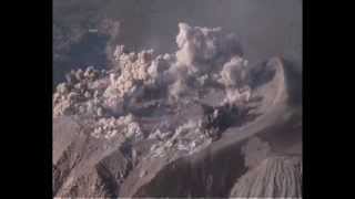Volcan Santiaguito: explosions annulaires au sommet du Caliente, décembre 2004