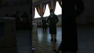 Выборы 2020: На участке 1151 в Кара-Джыгач члены УИК нарушают тайну голосования