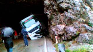 Actros Udario u tunel moraca ,zaspo vozac,