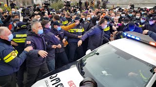 პოლიციასთან შეტაკება და დაკავებები: ოპოზიციას პარლამენტთან კარვის გაშლა უნდოდა - ვიდეო
