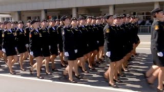 Девушку, которая маршировала без туфли, наградили памятным знаком